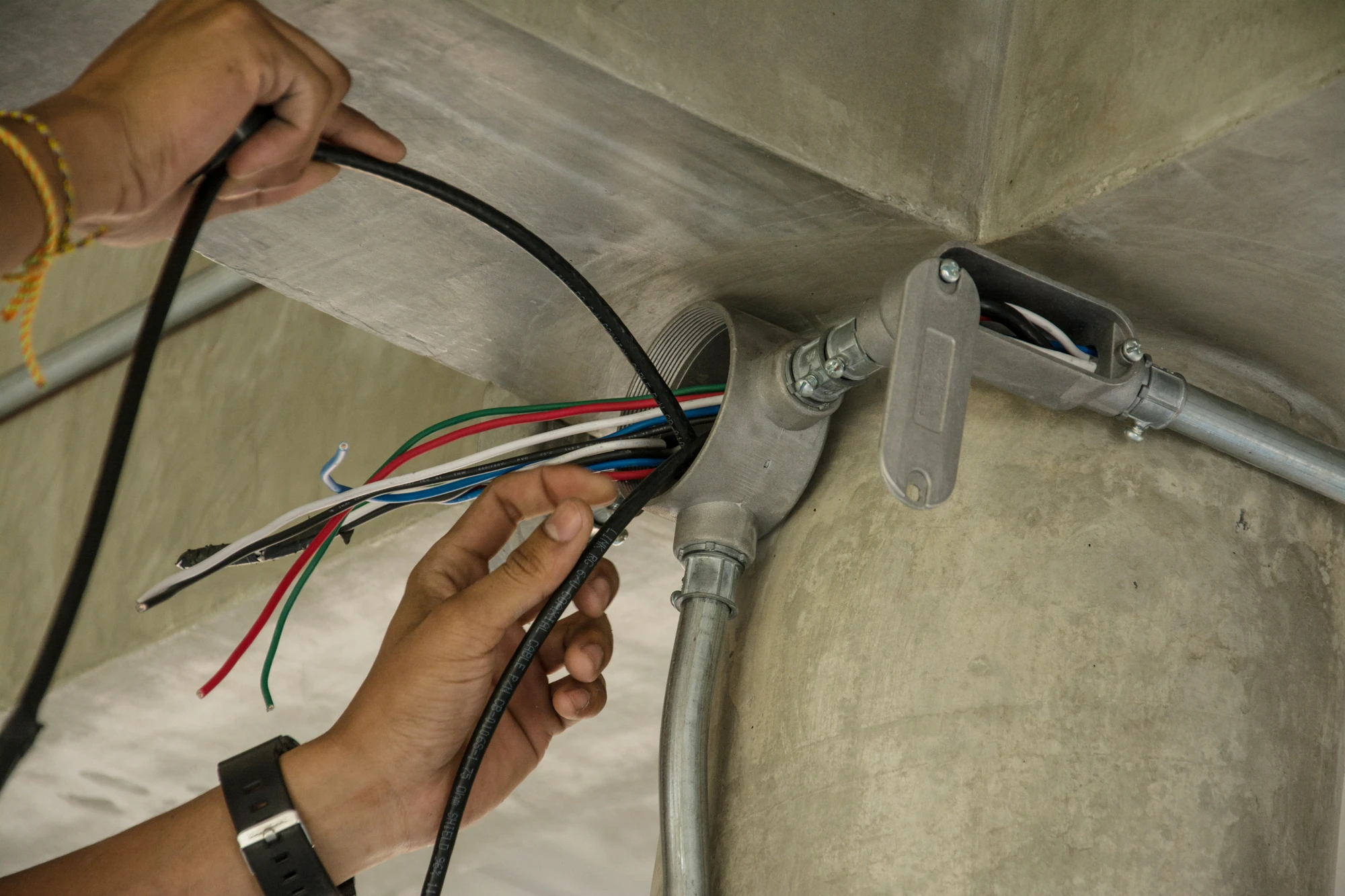 Electrical cable in galvanized conduit pipe connection